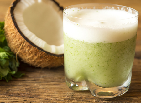 Suco verde com água de coco