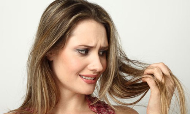 A queda de cabelos pode ter diversas causas.